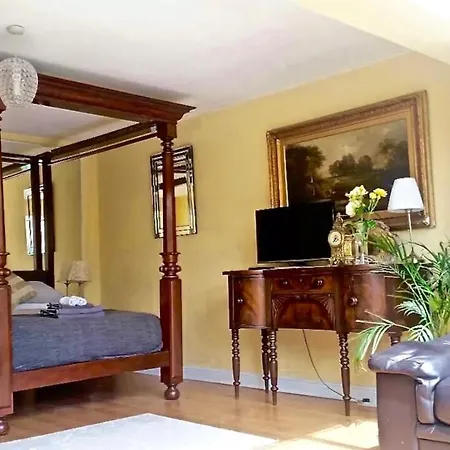 Lynbrook Grove Guesthouse
